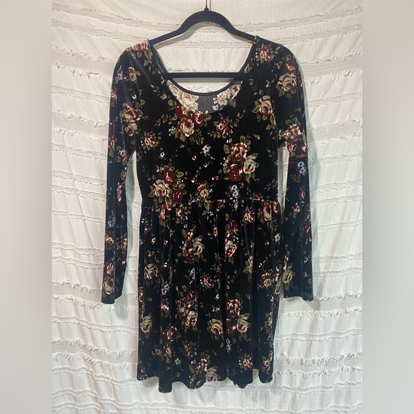 One Clothing Velvet Floral Dress - Picture 2 of 10